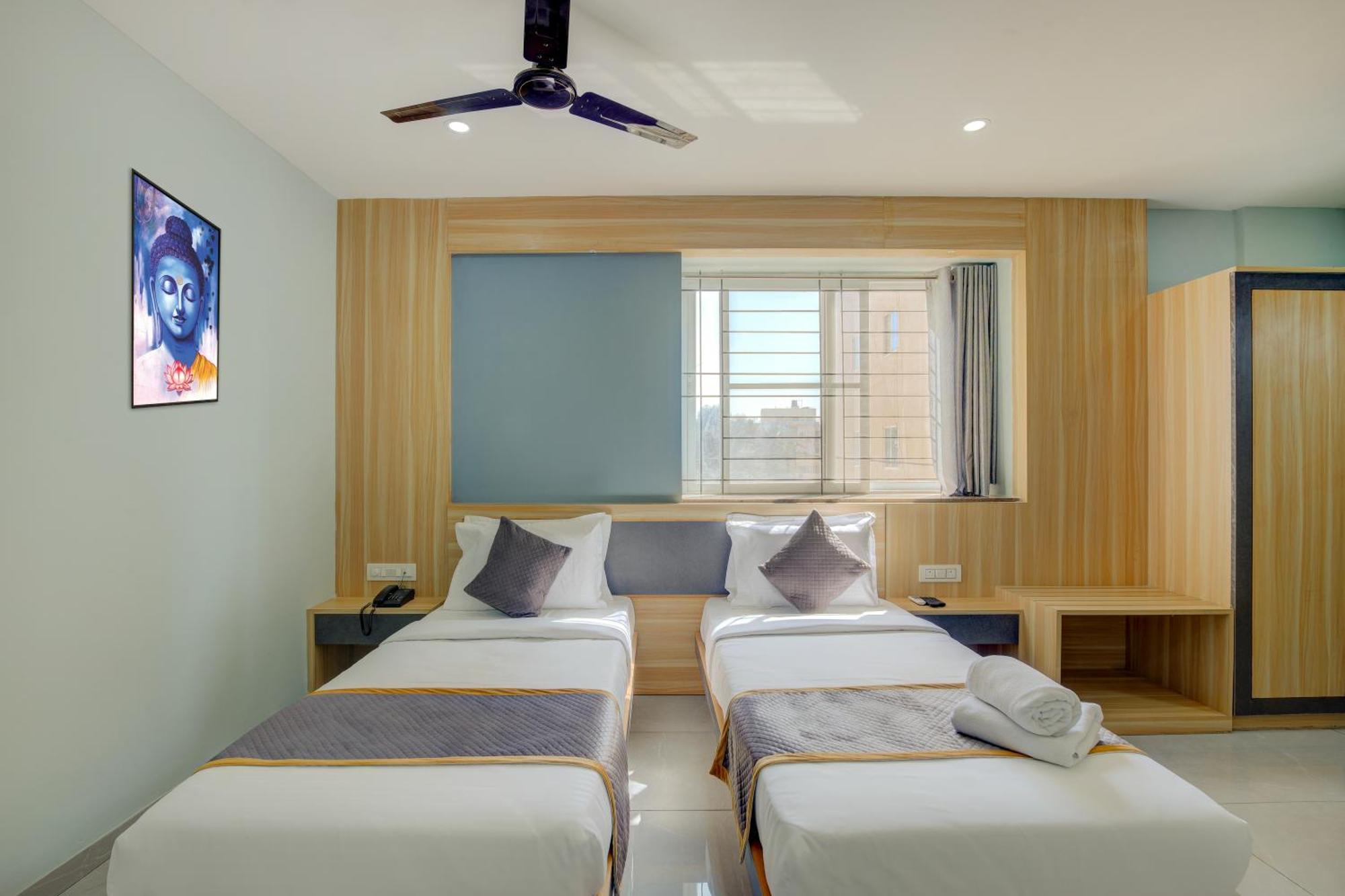 Hotel Park Lane Yelahanka 벵갈루루 외부 사진