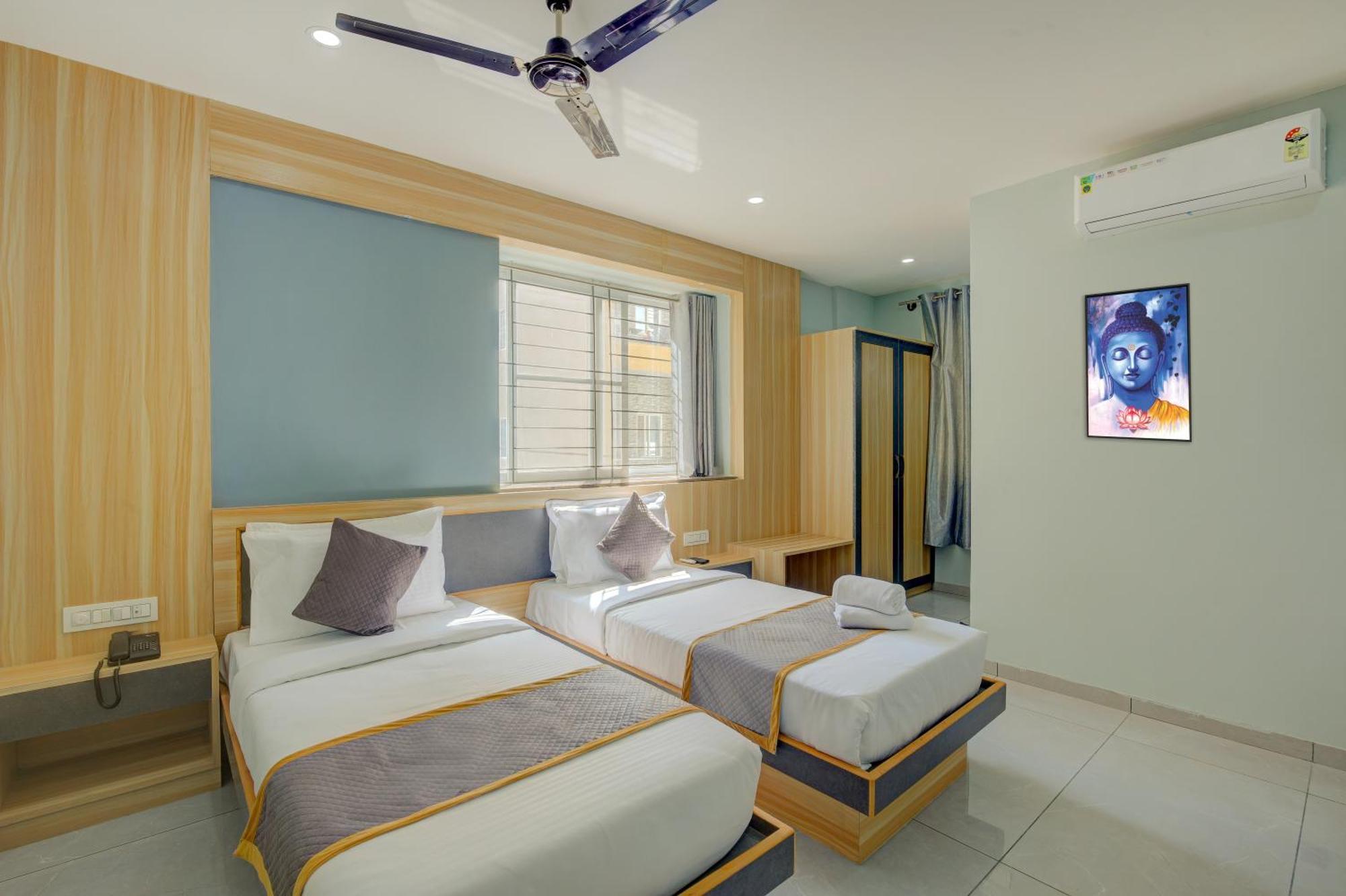 Hotel Park Lane Yelahanka 벵갈루루 외부 사진